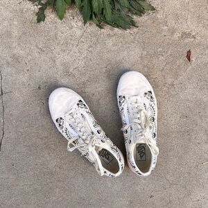 White and crème Suede, Black Skull Print White Laces